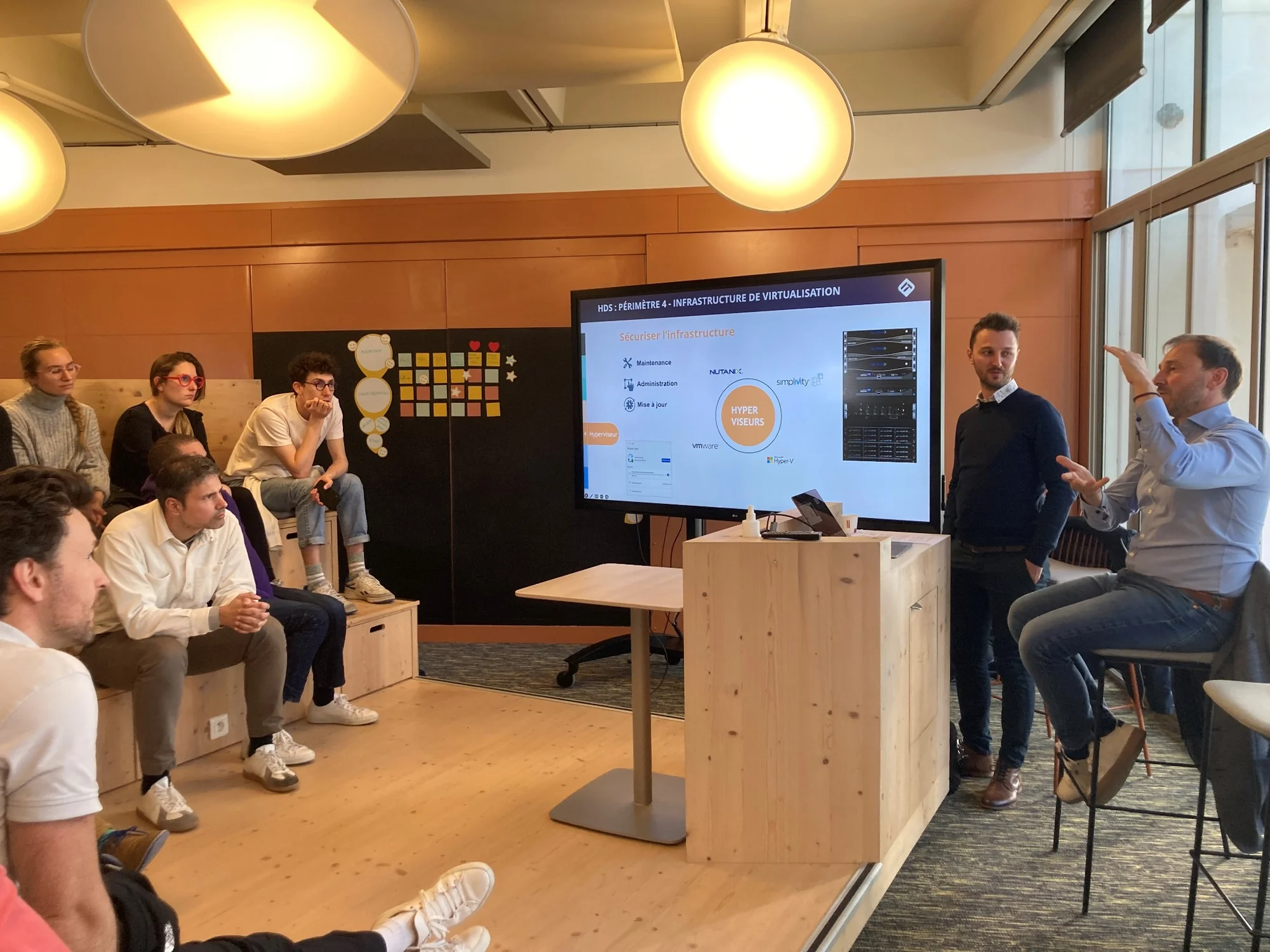 Présentation de l'hébergement HDS par l'équipe ITinSell Cloud devant un groupe de participants