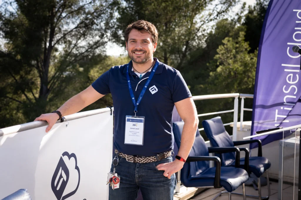 Collaborateur d’ITinSell en polo bleu marine sur une terrasse