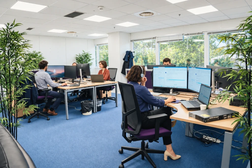 L’équipe ITinSell Cloud au travail dans ses bureaux de La Ciotat