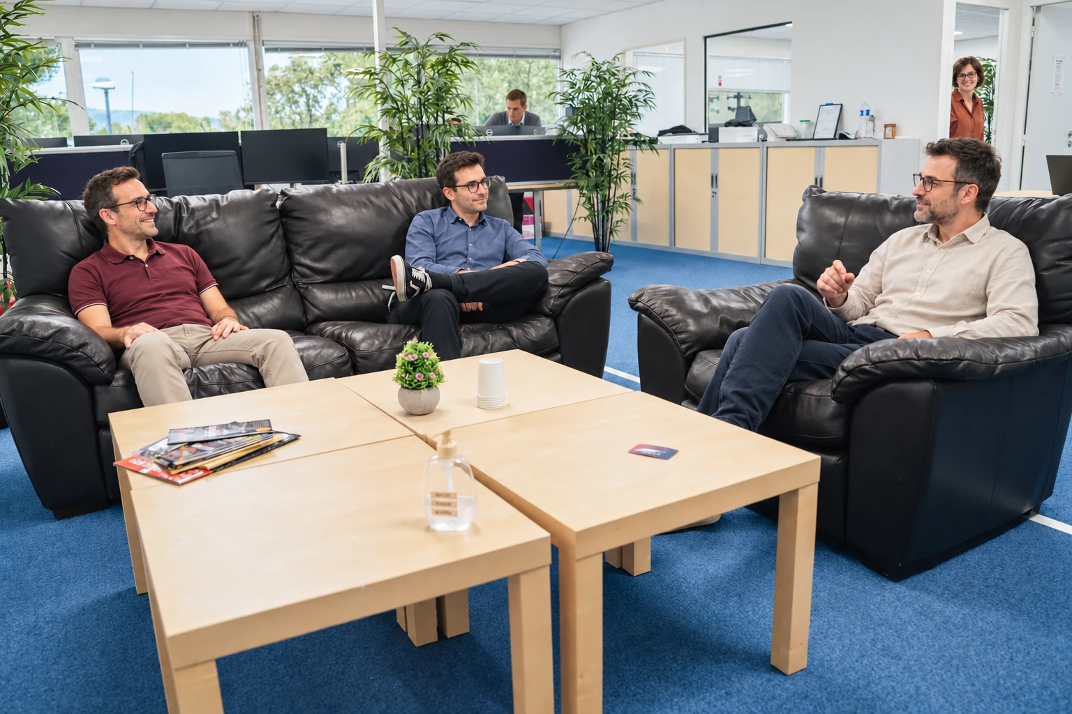 Trois collaborateurs d’ITinSell échangent dans l’espace détente des bureaux de La Ciotat